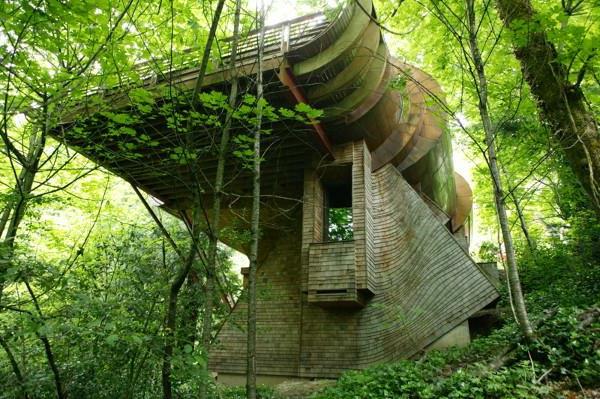 „Green-Unique-Whimsical-Wooden-Tree-House-Bring-Life-and-Music“ pakeistas dydis