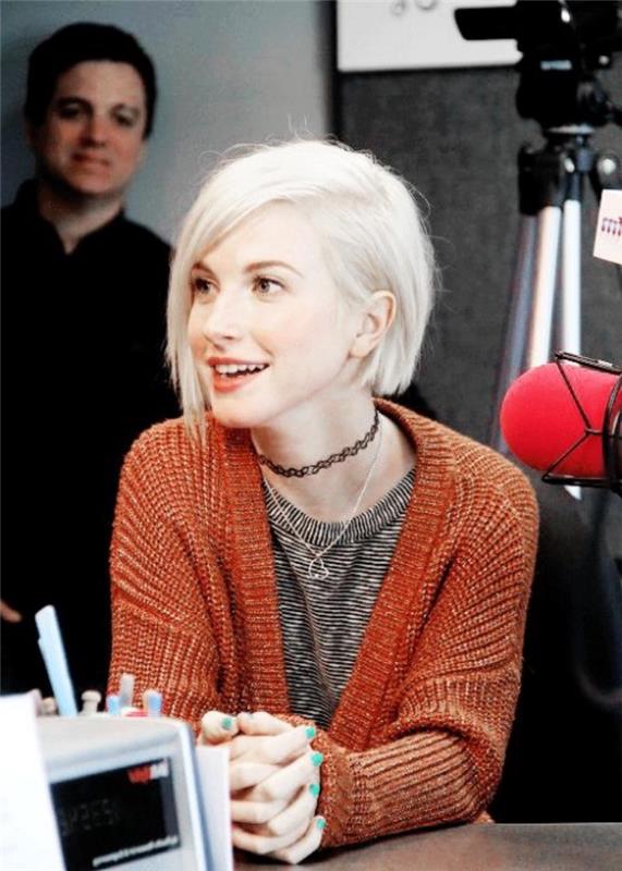 ideja kratkega bobja, Hayley Williams, asimetrična pričeska, polarni blond lasje, poletna pričeska