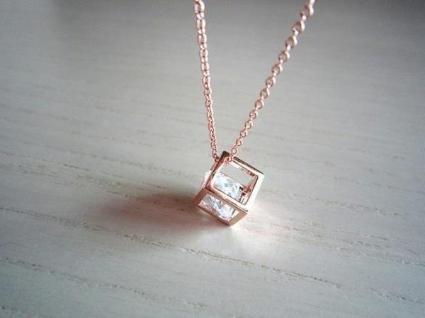 Darilna ideja-original-Swarovski-ogrlica-kocka