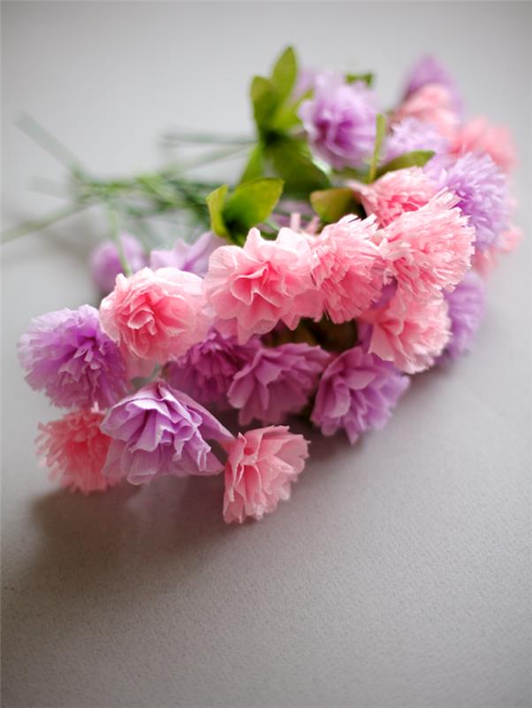 Ideja-kako-narediti-krepon-papir-cvet-šopek-roza-in-vijolična