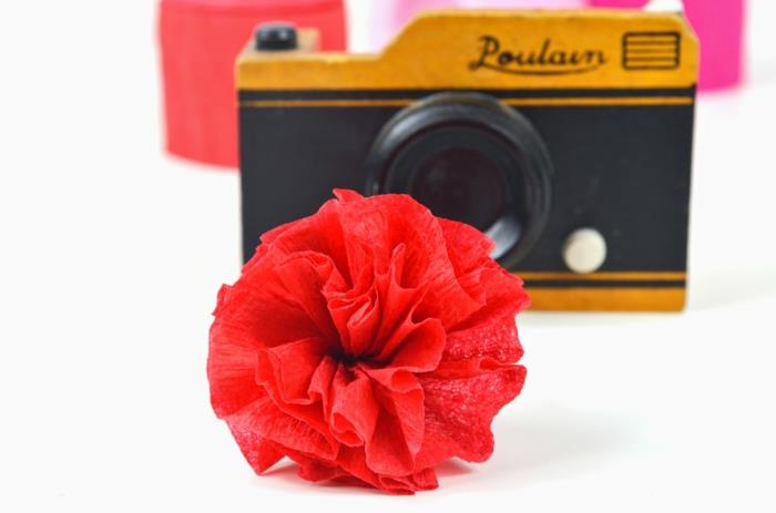 Ideja-kako-narediti-krepon-papir-cvet-vintage-rdeča-roža