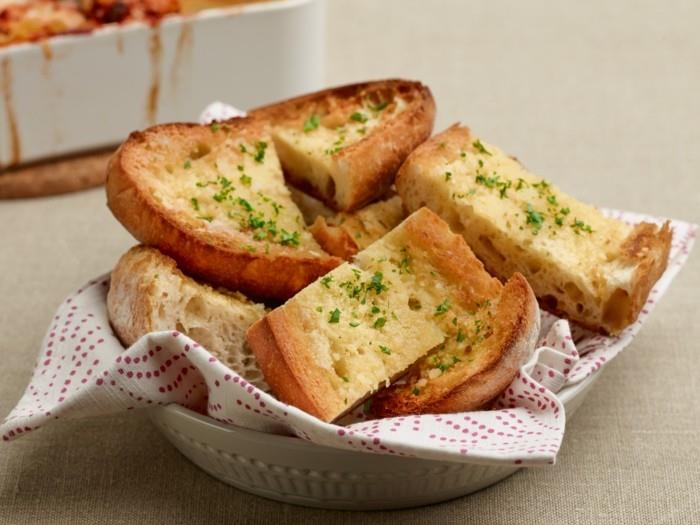 Česen kruha Rachael Ray za HVALO / PEKENJE / VIKEND KUHANJE, kot je prikazano na 30 -minutnih obrokih, hitra italijanska klasika