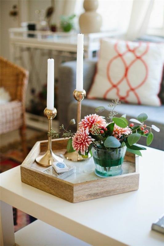 Kūrybinės idėjos gyvenamajam kambariui dekoruoti su gėlių deriniu
