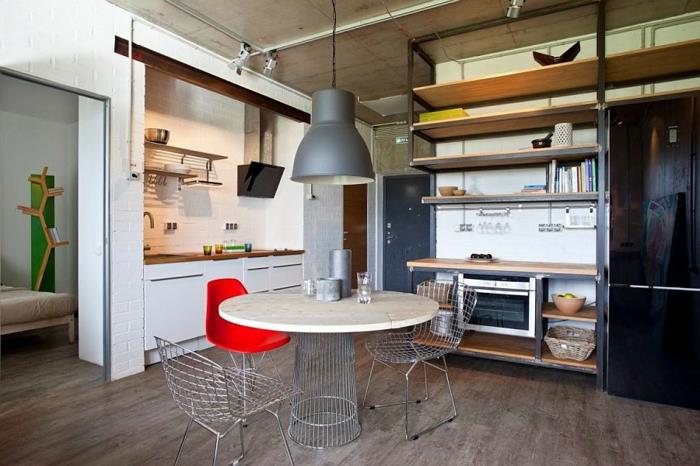 stüdyo için mini mutfak, endüstriyel asma lamba, beton tavan, ahşap ve metal duvar rafları
