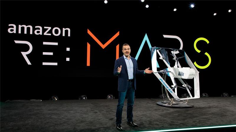 Jeff Wilke, Amazon Prime Air projesinin otonom teslimat drone'unun yeni modelini sundu
