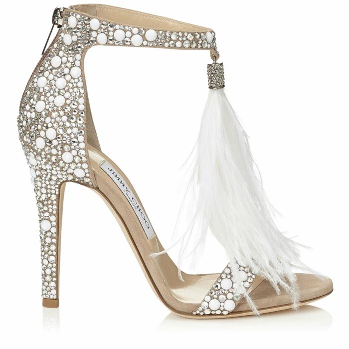 Jimmy Choo'nun modeli, beyaz düğün ayakkabısı, önde büyük devekuşu tüyü ponponlar, yüksek ince topuklu ayakkabılar, küçük beyaz plastik boncuklarla kaplı yüzey, düğün ayakkabısı