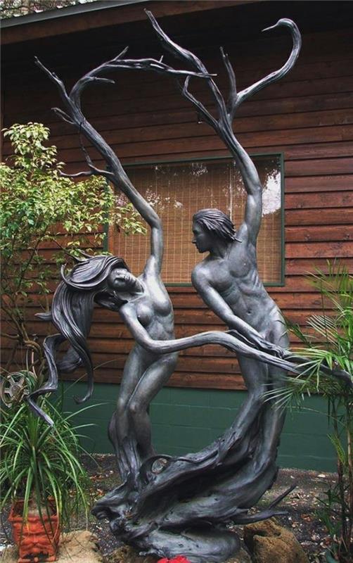 Lepo-skulptura-od-Paul-Baliker-pleše-z-materjo-naravo