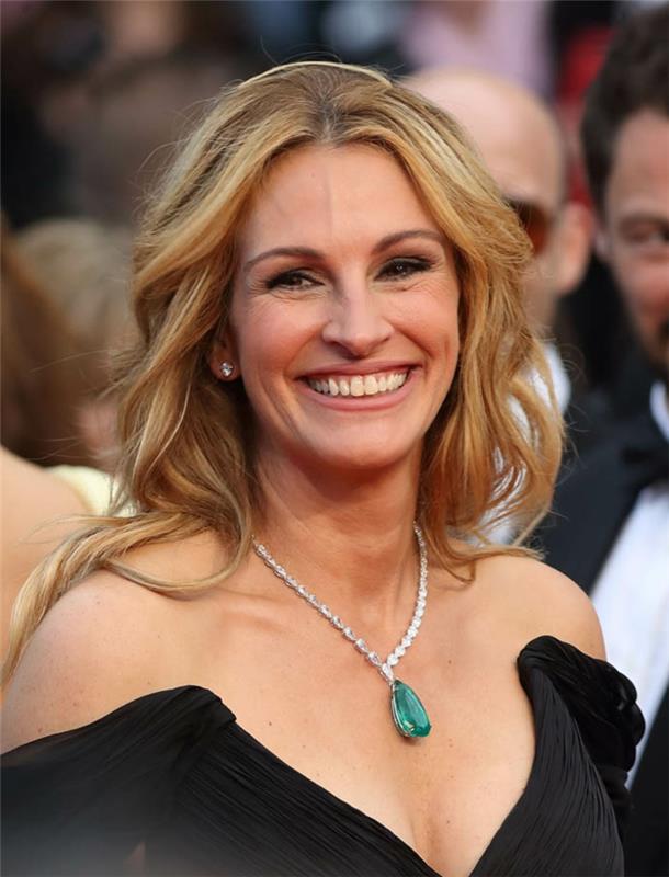 Gölgeli bal rengi saçlı Julia Roberts, siyah straplez elbise, değerli taşlı kolye