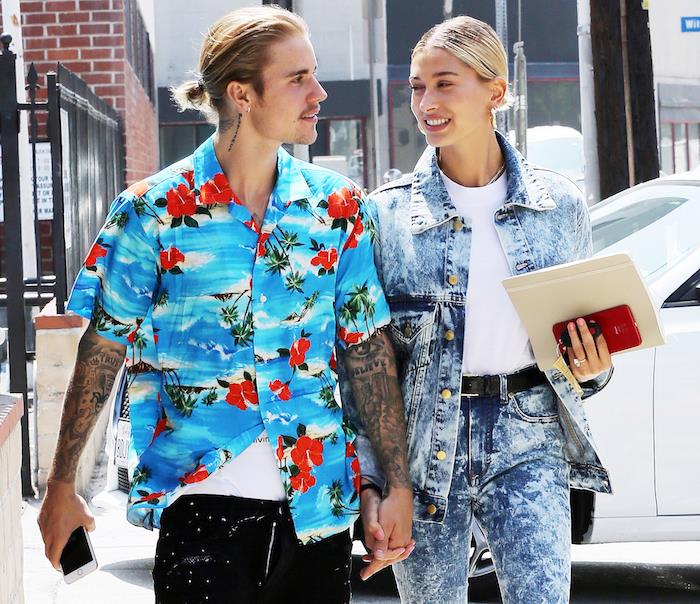 Justino Bieberio ir Hailey Baldwin nuotrauka, einanti gatve vasarinėmis palaidinėmis santuokai ir depresijai
