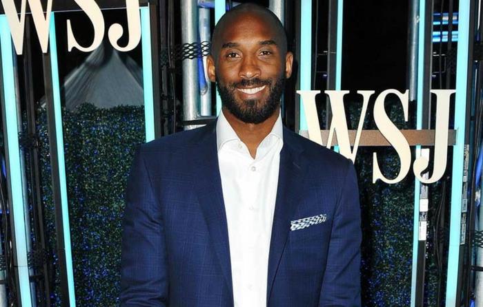 basketbol idolü Kobe Bryant, mavi ve beyaz cepli erkek takım elbise ceketi, parlak beyaz gömlek