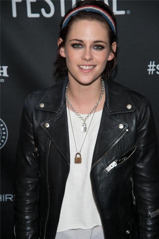 Kristen Stewart z grunge obleko, pleteno bandano, belo majico, črno jakno