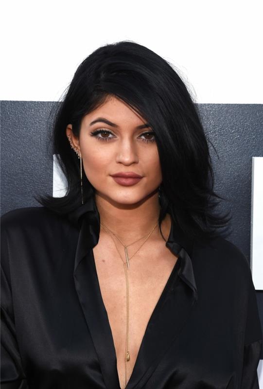 Kylie-Jenner-frizura-pol-dolga-črna