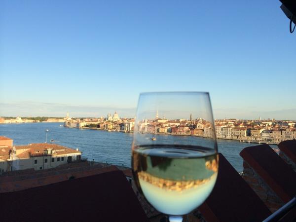 Terasta-bir-fincan-şarap-ve-güzel-şehir-Venedik-yeniden boyutlandırılmış
