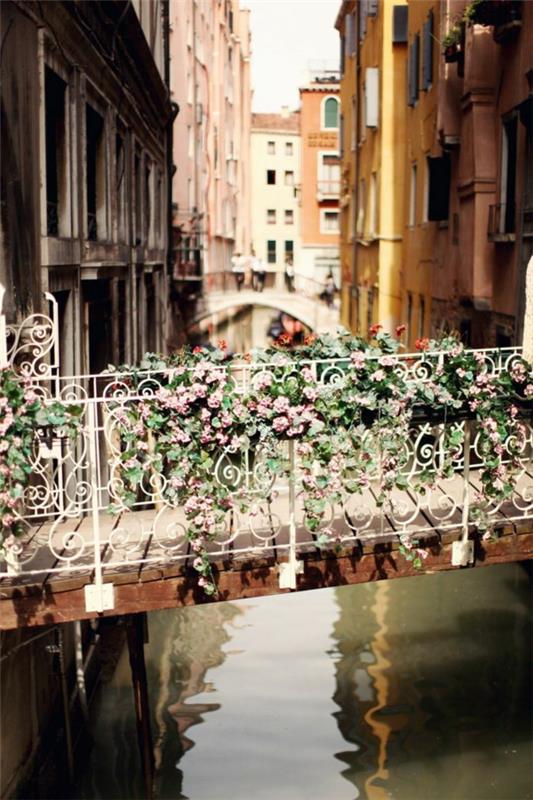 Venedik'in-güzel-kasaba-görmesi-çiçekli-köprüsü-yeniden boyutlandırılmış