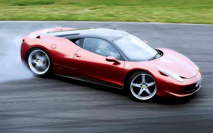 Ideja za športni avtomobil-drift-on-track-circuit-Ferrari