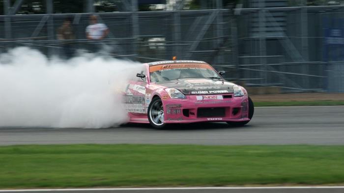 The-drift-on-racing-motorsport-control-pink-green-circuit