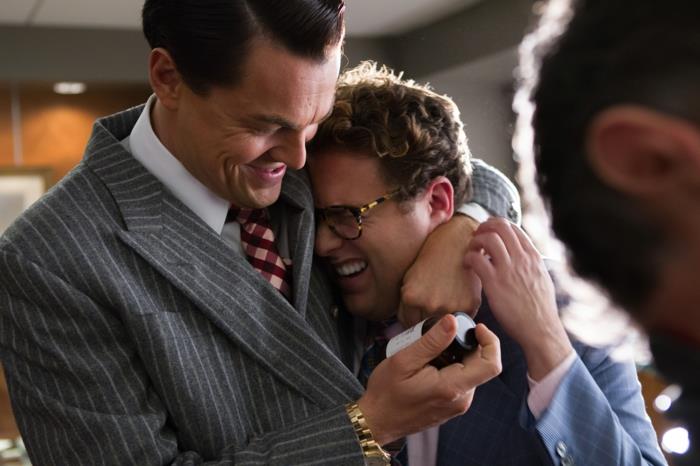 Soldan sağa: Paramount Pictures ve Red Granite Pictures yapımı THE WALL OF WALL STREET'te Jonah Hill Danny'yi ve Leonardo DiCaprio Jordan Belfort'u oynuyor.