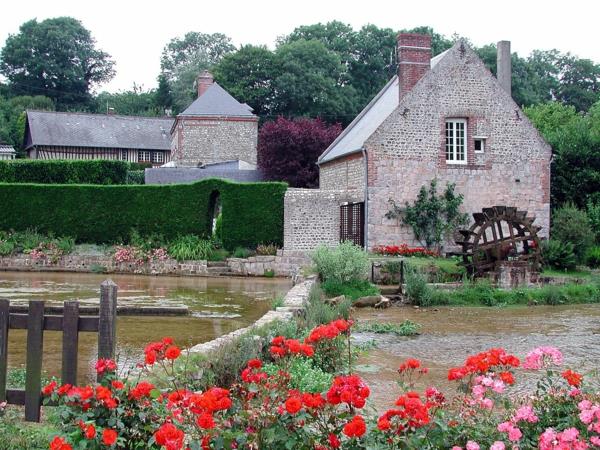 Les-Cressonnières-kırmızı-çiçekler-evi