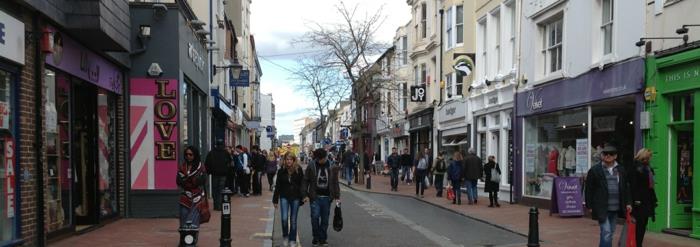 Poilsiautojai-myli-Brighton-uk-pajūrio-miesto-promenade-street