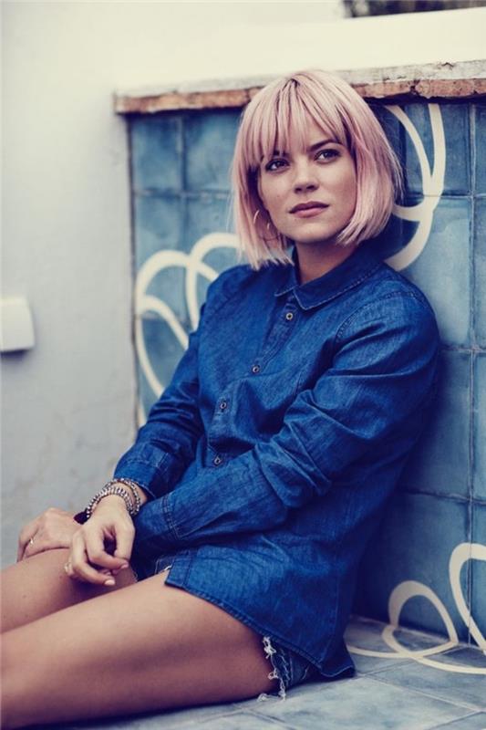 Lily Allen, rožinė spalva, trumpas kvadrato kirpimas su kirpčiukais, atsitiktinė išvaizda, džinsinis drabužis