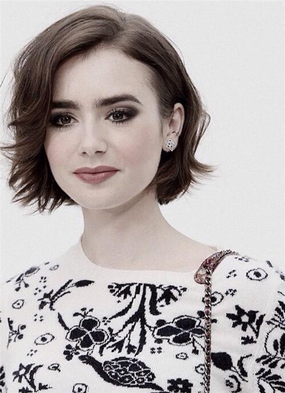 ideja za žensko pričesko, Lily Collins, kratek spuščen bob, asimetrične šiške, kodrasti nasveti, priložnostni zvezdniški videz