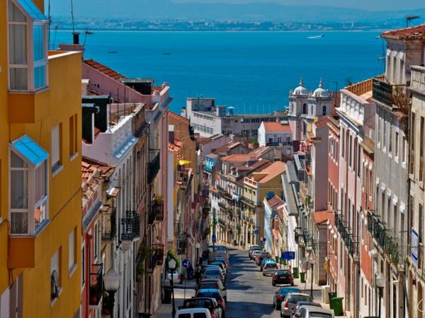 Lisboa-deniz-güzel-manzara-bakan-küçük-sokak