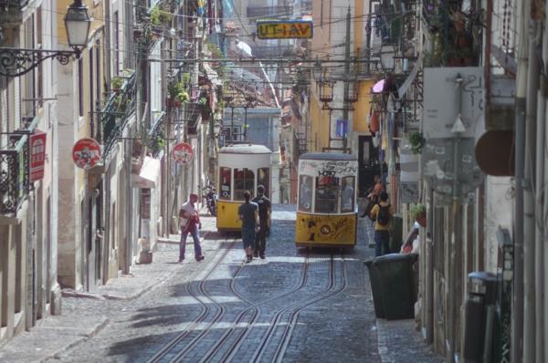 Lizbon-tarihi-sarı-trenli-sokak