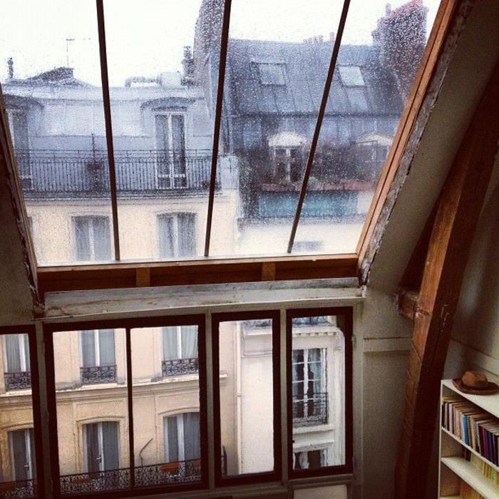 Namas su langu ant Paryžiaus palėpės stogo