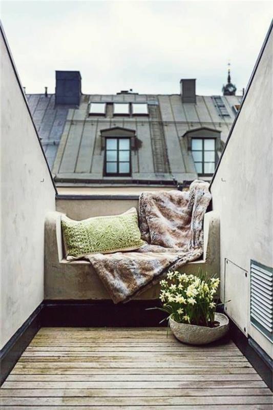 Namas su langu ant stogo terasos Paryžiuje