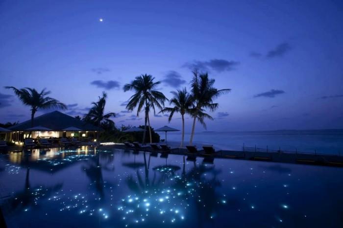 Maldivi-ponoči-polna luna-noč-na-majhnem otoku-Huvafen-Fushi-spremenjena velikost