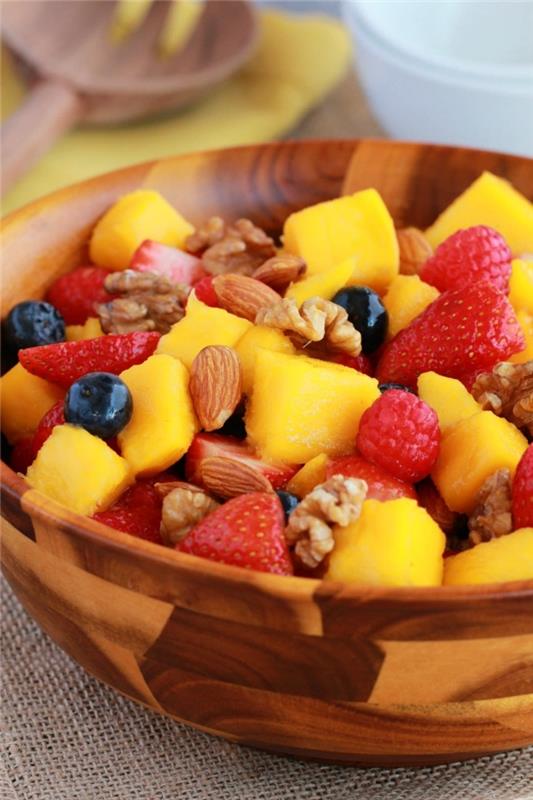 mango ve kırmızı meyveler, badem ve ceviz ile taze ve besleyici meyve salatası tarifi