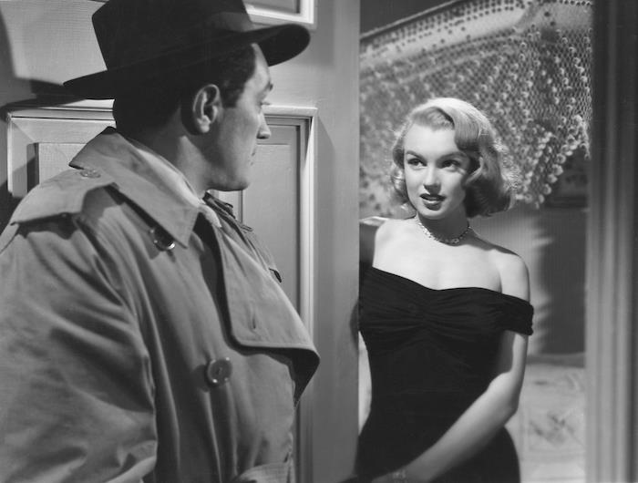 Rumena Marilyn Monroe v črni obleki na rami Filmski prizor Moda 50. let Kako biti v trendu z obleko iz 50. let