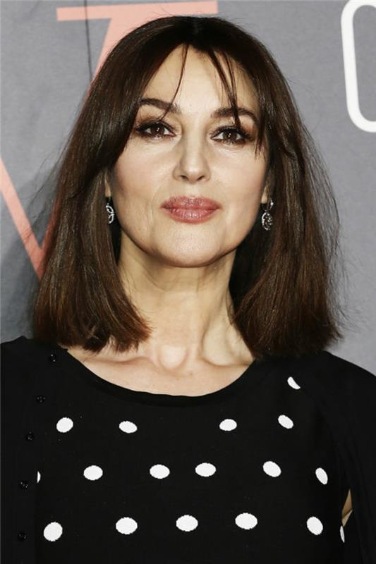 Monica Belluci, vidutinio ilgio šukuosena, tamsiai rudi plaukai, vidutinio ilgio kutais