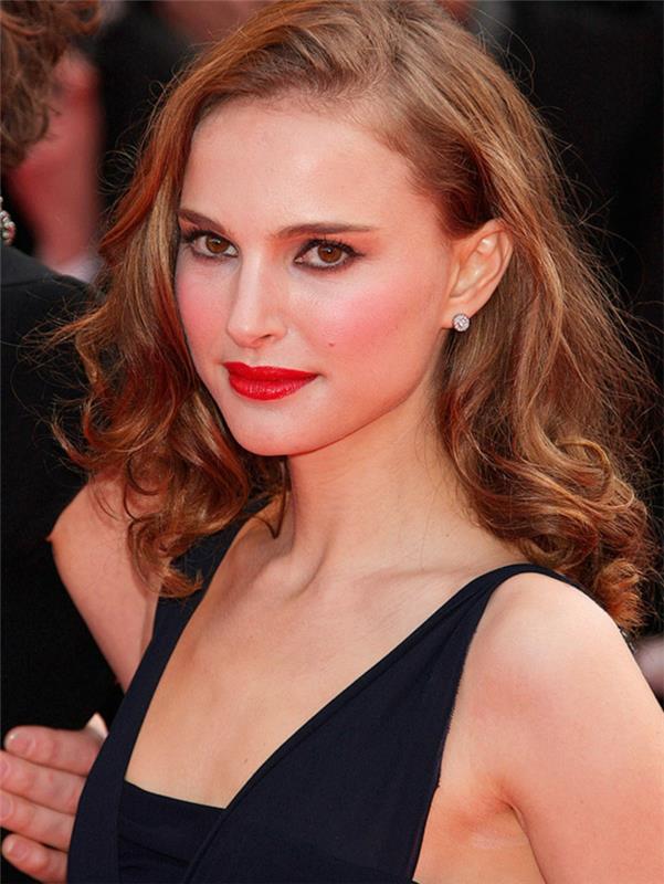 Palaidi Natalie Portman plaukai, raudonos lūpos, akių pakėlimo akių pieštukas