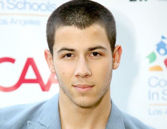 kısa boy kesim, traşlı saç, kolay saç modeli fikri, zahmetsiz, kırmızı halı görünümü, nick jonas