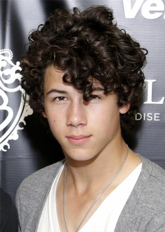 I capelli ricci di Nick Jonas di colore nero e leggermente lunghi