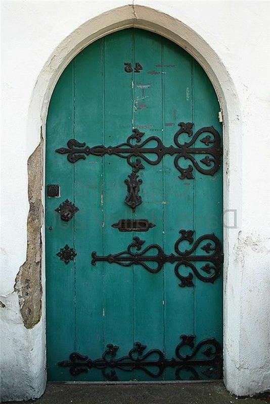 „Nuo durų iki įėjimo“ akvamarino spalvos detalės iš geležies