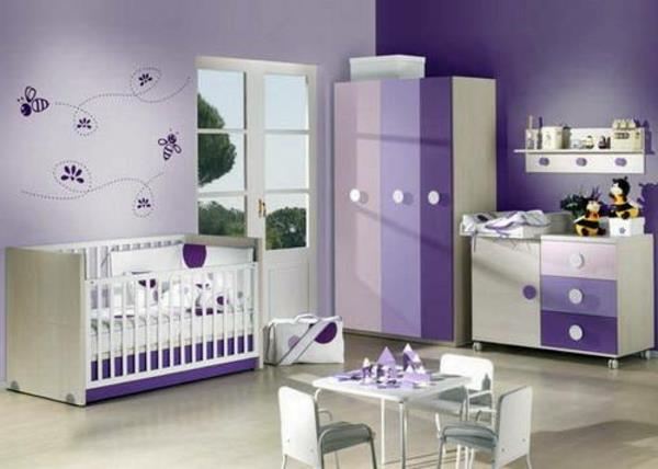 Vijolično-bele teme-luksuzne-otroške sobe-s-moderno-elegantno-garderobo-in-mizo-in-jaslice-in-zabavne-stenske okraske-spremenjene velikosti