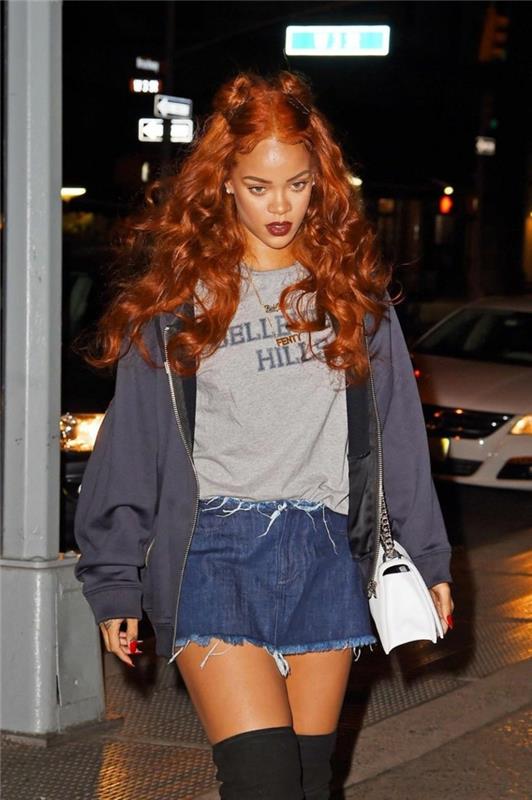 Ateşli saçları, kot şortu, beyaz omuz çantası ile Rihanna