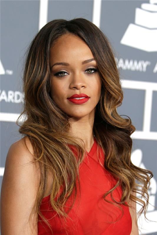 kahverengi kravat ve boya, Rihanna, muhteşem saç, kırmızı ruj