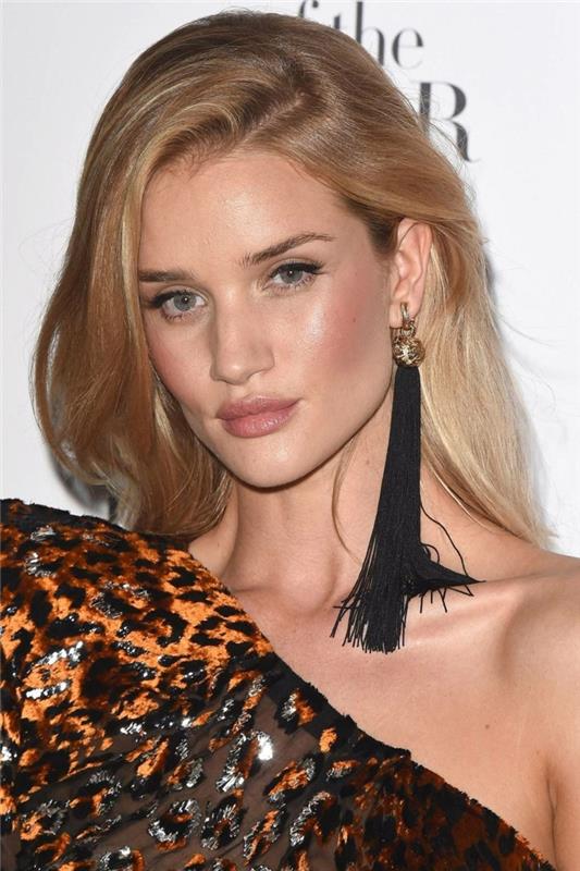 Rosie Huntington'ın ombré bal rengi saç, bronz saç boyama, püskül küpeler