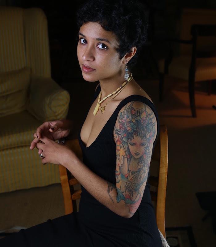 tetovaža sarah hemmaida za ženske na doprsnem kipu ideja tetovaža pisana zgodba