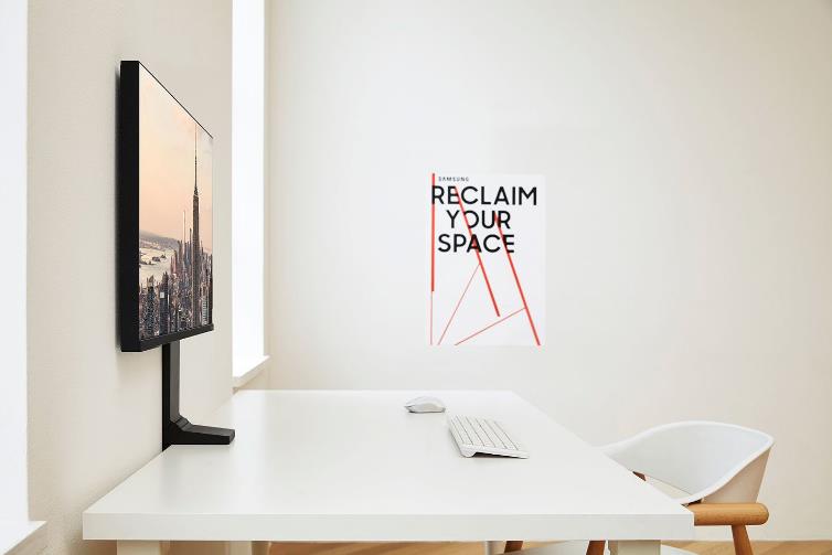 Uradna podoba novega samsungovega zaslona za vesoljski monitor s prilagodljivim pravokotnim stojalom za znatno prihranek prostora