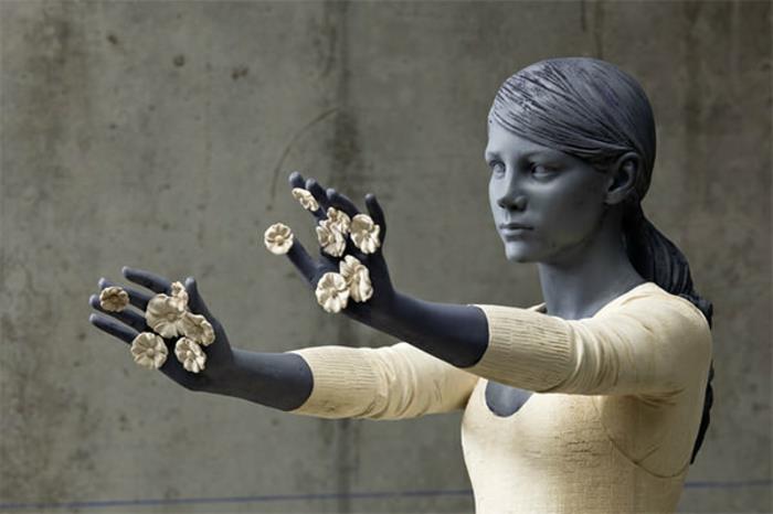 Skulpture-Willy-Verginer-lepa-ženska-bela-obleka-skulptura-v-lesu