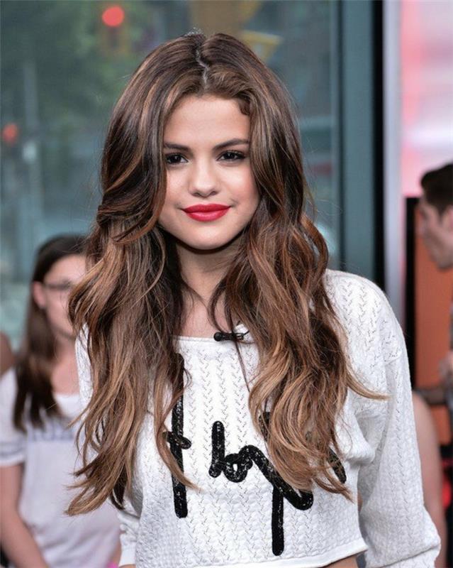 kravata in barvanje kostanj, Selena Gomez, svetla šminka, bela majica