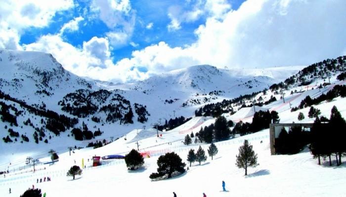 Ski-Andora-Stay-snowboard-vacation-springs-cheap