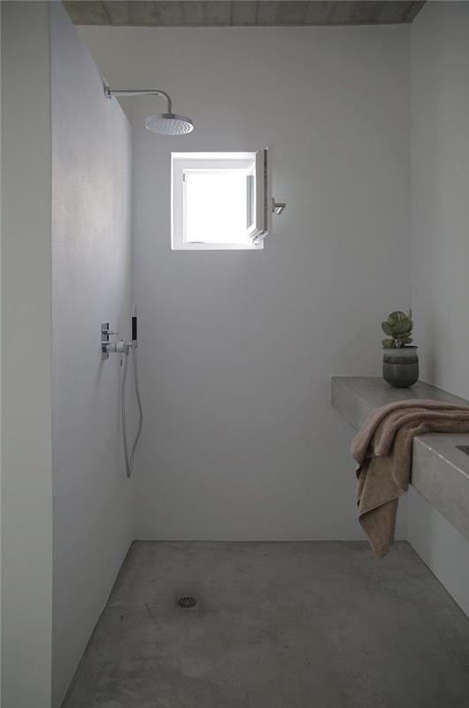 Hafif Tadelakt zeminli sert banyo ve küçük pencereli İtalyan duşlu duvarlar
