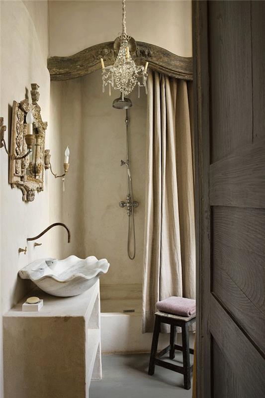 Avize ve orijinal lavabo ile fayanssız, duvarda Tadelakt baj ve barok dekora bakan banyo