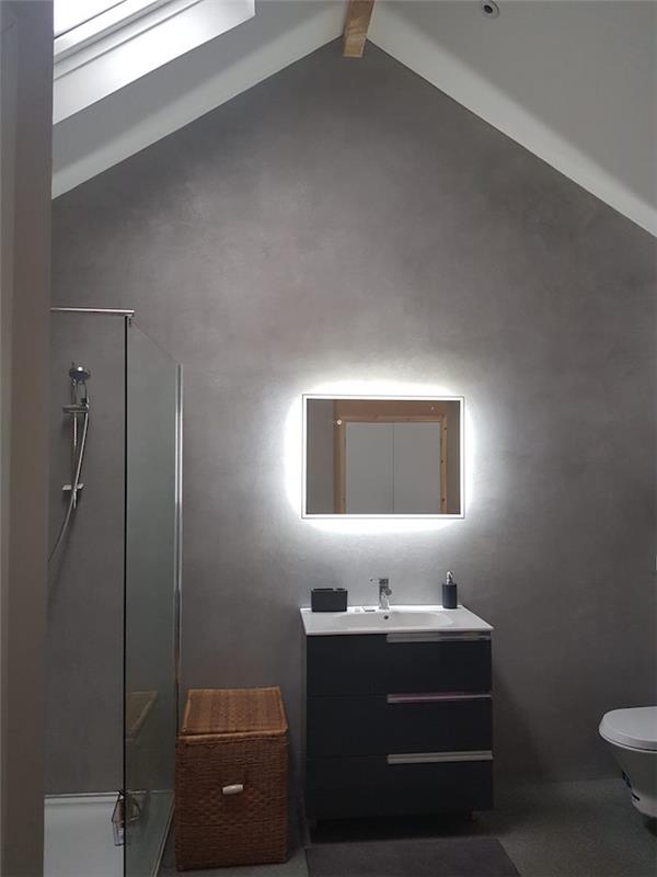 çatı katı banyo duvar kaplaması velux ile açık gri Tadelakt