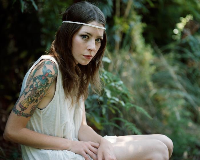 Modele tattoo manšeta rjavolaska v ženskem slogu boemski hipi eleganten s pravljično tetovažo na rami